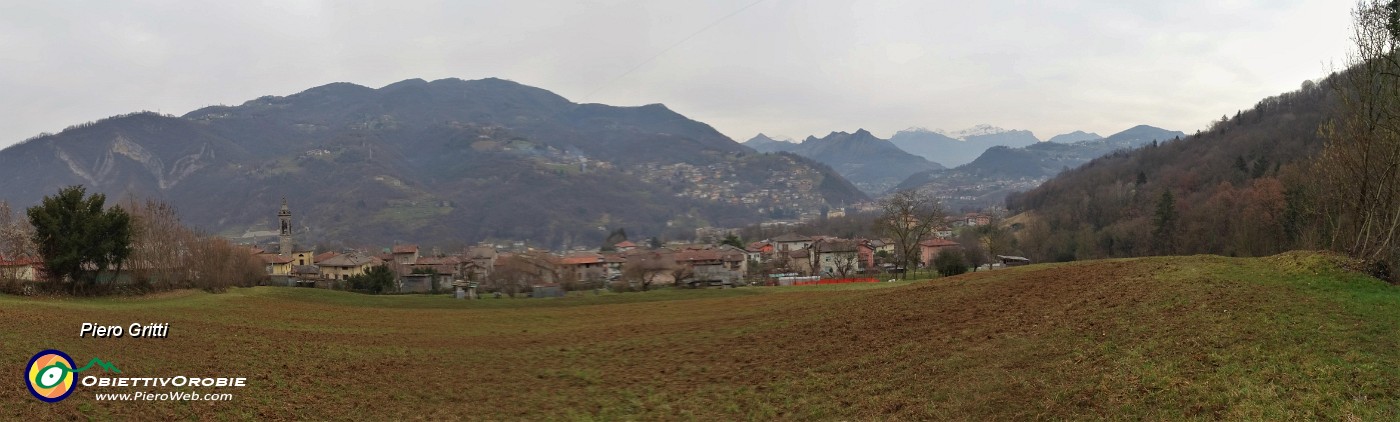 16 Vista panoramica dal sent. 507A su Stabello con la Corna Rossa a sx, Zogno al centro e Alben a dx.jpg